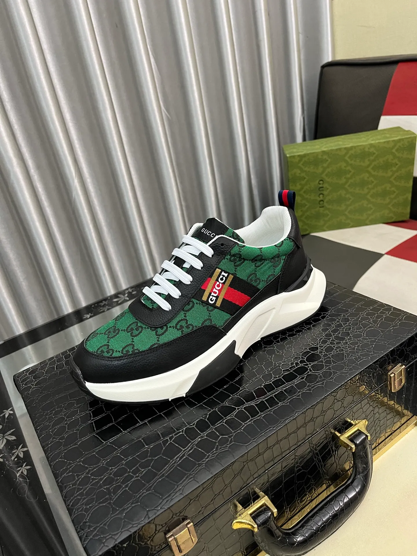 Men's Men's Shoes 💰458 ⌚️⌚️[GUCCI] Gucci men's casual shoes are absolutely popular 🔥The ultimate matching item for trendy men! The charm of super texture is irresistible, the main recommendation, the flower leather color is bright! The upper is made of high-quality brand printed fabric with cowhide, breathable leather lining and wear-resistant rubber sole, noble and elegant! Extremely comfortable🎁🎁You can be as handsome as you want💪 38-445⃣️colors available